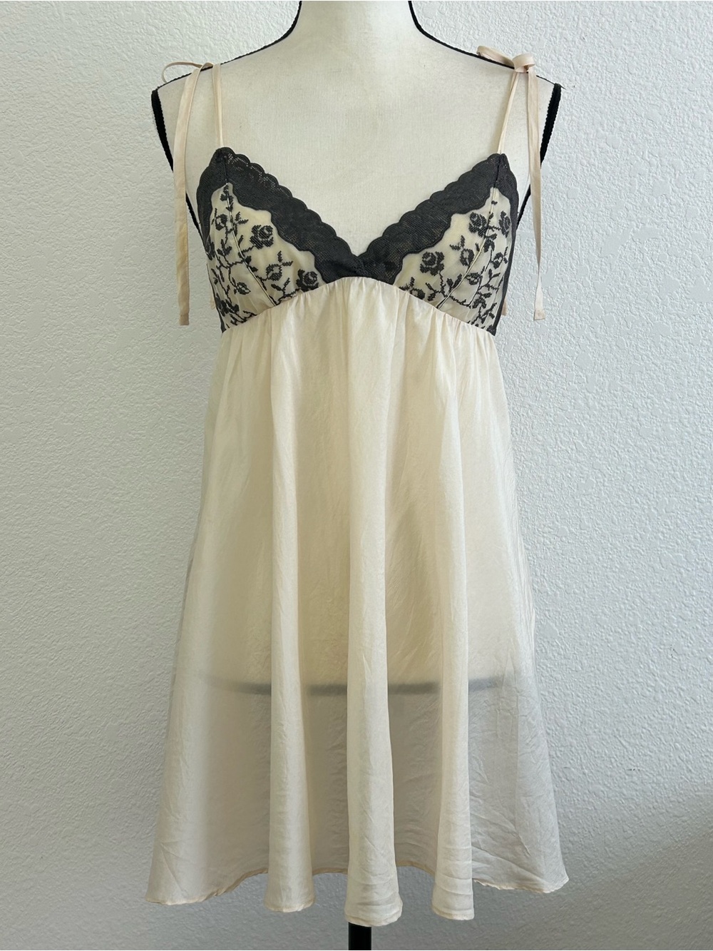 Victoria’s Secret size M Cream SILK Babydoll Slip Floral Lace Bodice